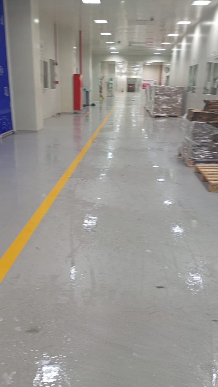 Piso industrial durante processo de lavagem e conservação realizado pela J.S.A